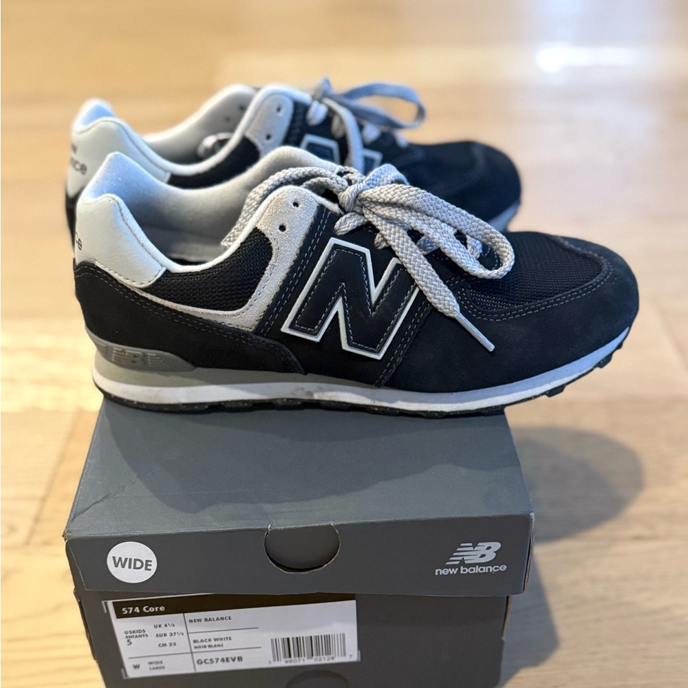 Kids New Balance sneakers size  5Wide